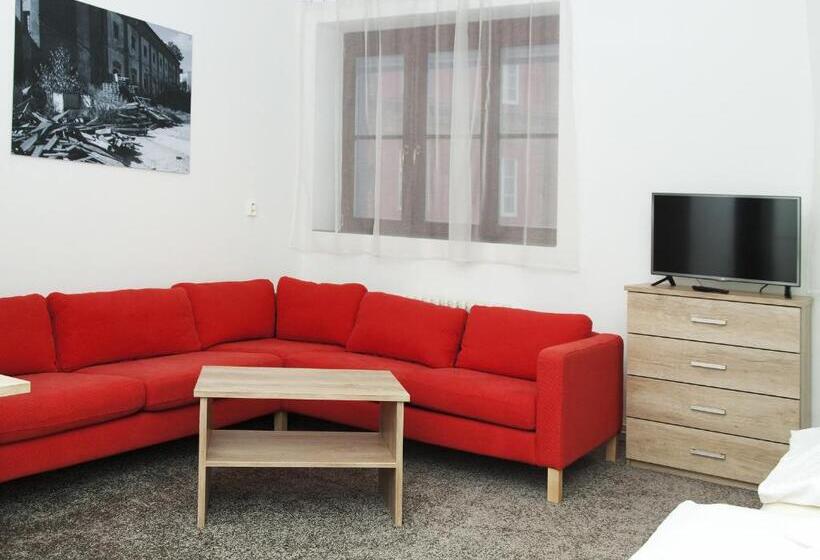 חדר סטנדרט לשלושה, U Heligonky