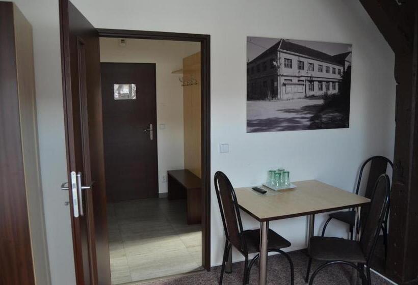 חדר סטנדרט לארבעה, U Heligonky