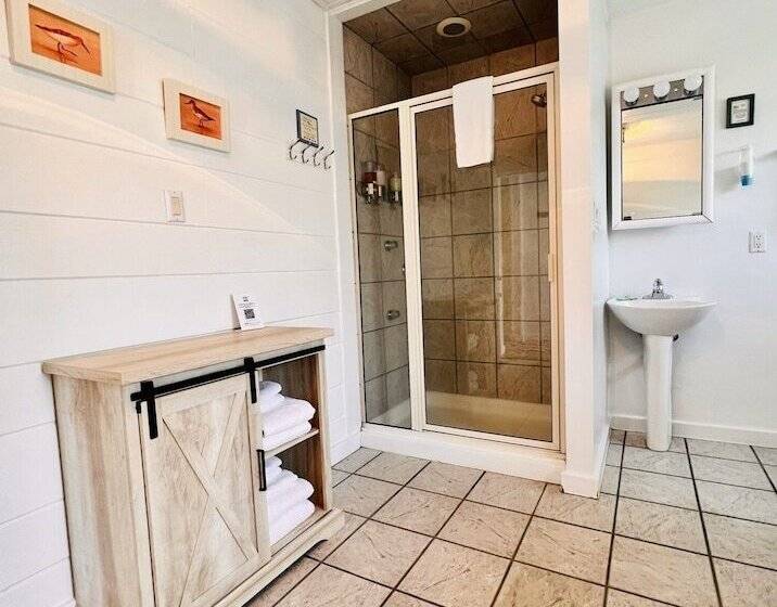 スーペリアスタジオ, New Buffalo Inn & Spa