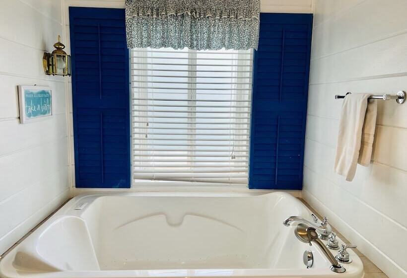 スーペリアスタジオ, New Buffalo Inn & Spa