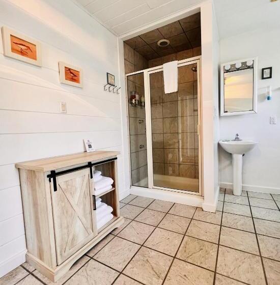 スーペリアスタジオ, New Buffalo Inn & Spa