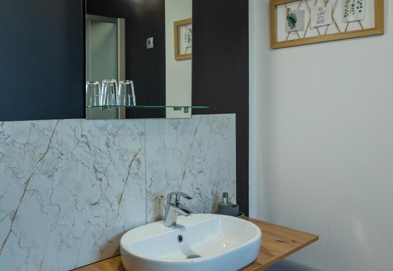 استودیوی استاندارد, Apartments Silva