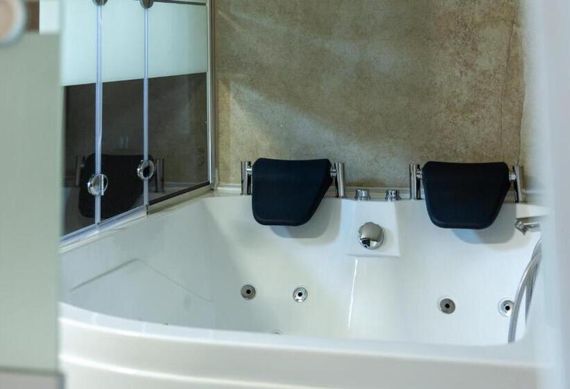 سوئیت با وان آب گرم, Apartments Silva