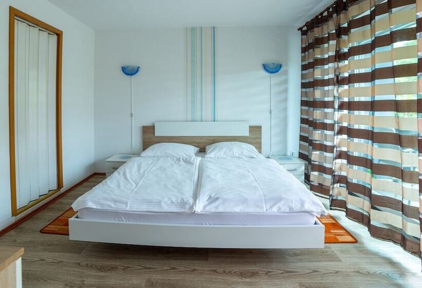 استودیوی استاندارد, Apartments Silva