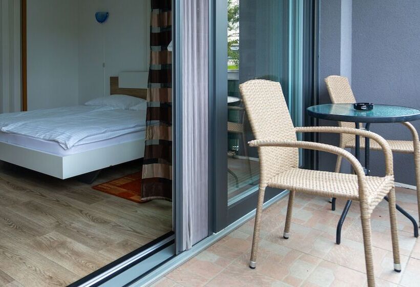 استودیوی استاندارد, Apartments Silva