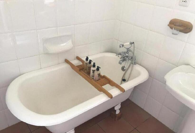 חדר בסיסי, Cypress Cottage