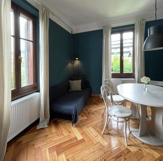 شقة غرفتين, Villa Streintz