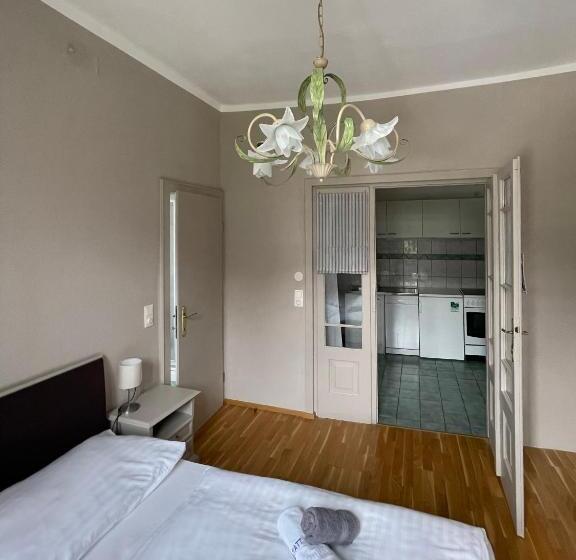 شقة غرفتين, Villa Streintz