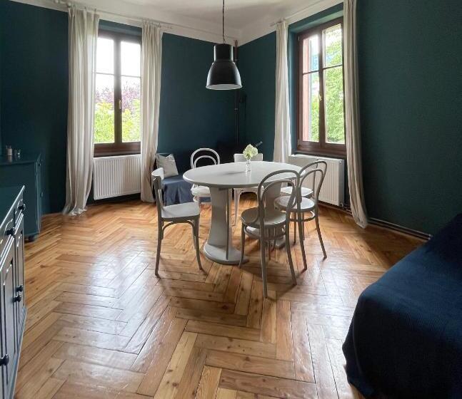 شقة غرفتين, Villa Streintz