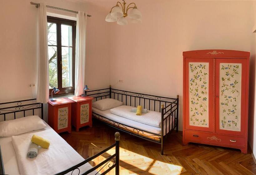 شقة غرفتين, Villa Streintz