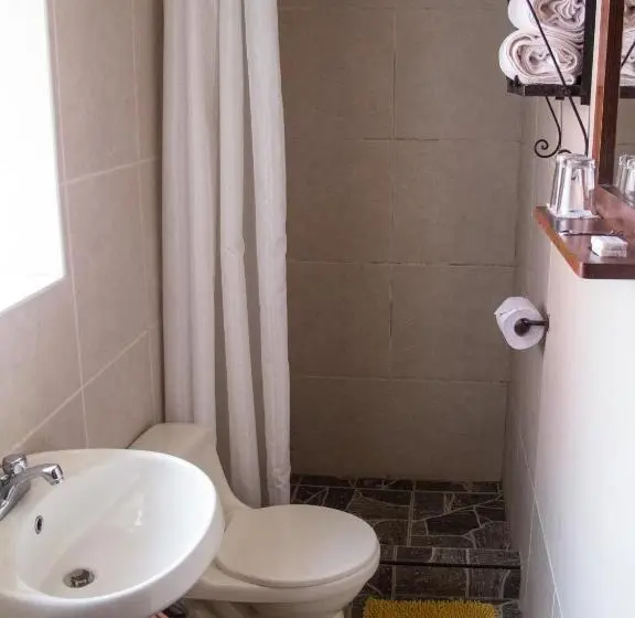 Perhehuone, Pisac Inn