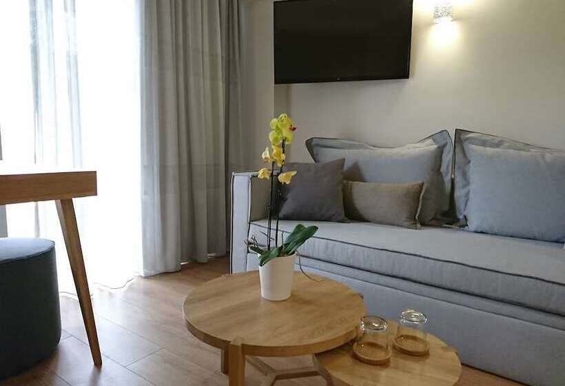 جناح جونيور, Mirivili Rooms & Suites