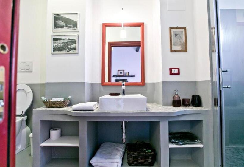 חדר קומפורט, Proprietà Scalfati