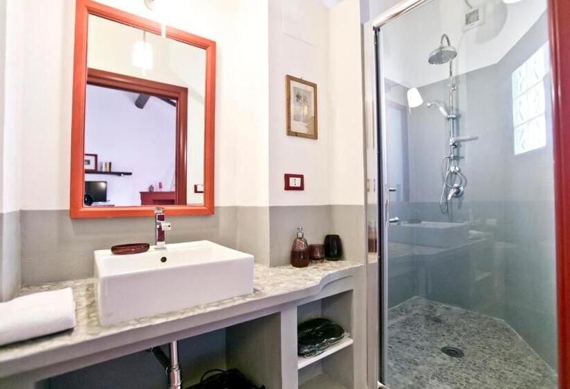 חדר קומפורט, Proprietà Scalfati