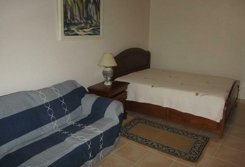 חדר סטודיו סטנדרד, D. Antonia