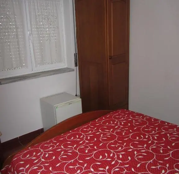 اتاق استاندارد, D. Antonia
