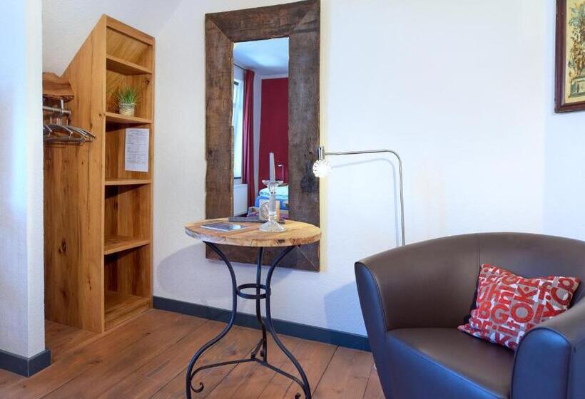 Номер Deluxe с Балконом, Kanal 33