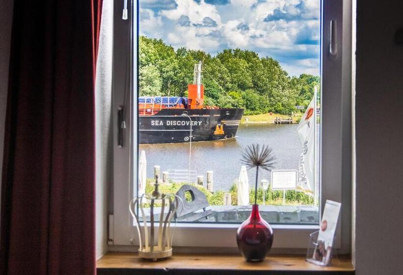 Номер Deluxe с Балконом, Kanal 33