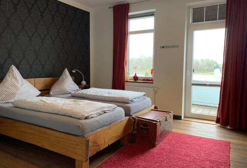 Номер Deluxe с Балконом, Kanal 33