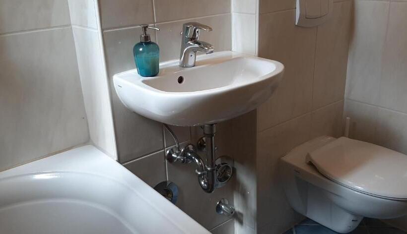 غرفة عائلية, Schillers Stadthaus