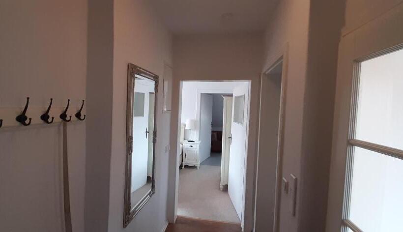 غرفة عائلية, Schillers Stadthaus