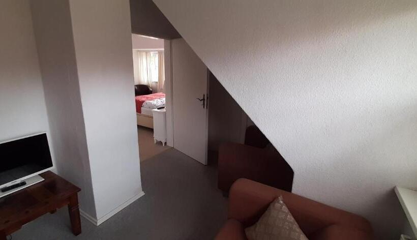 غرفة عائلية, Schillers Stadthaus