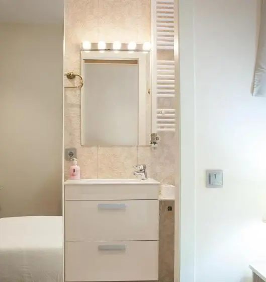 Camera Quadrupla Standard, Hostal Excellence