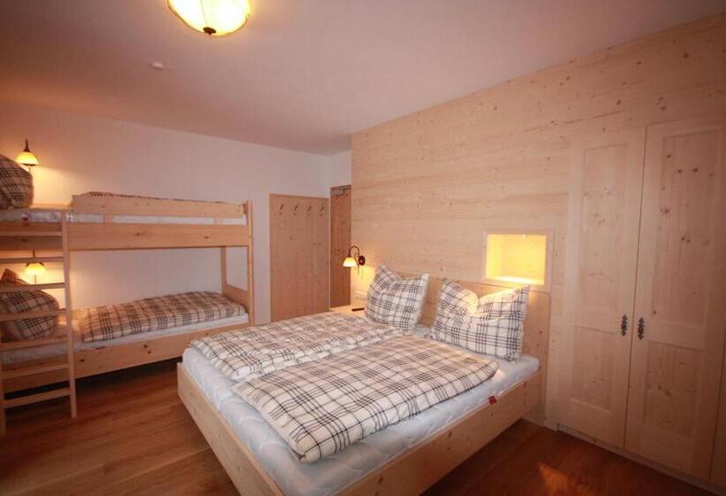 غرفة قياسية رباعية مزودة بشُرفة, Landgasthof Kirchenwirt