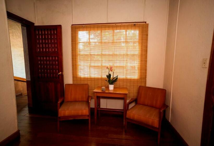 جناح سرير كينج, Casa De Piedra Escazú