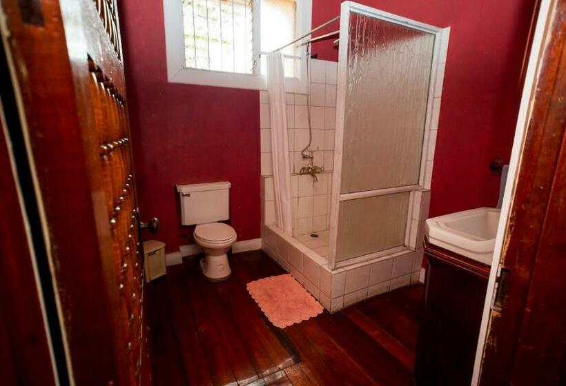 جناح سرير كينج, Casa De Piedra Escazú