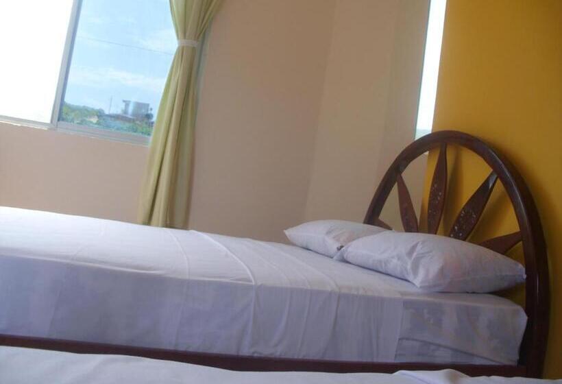 Четырехместный Номер Стандарт, Hostal Alcazaba