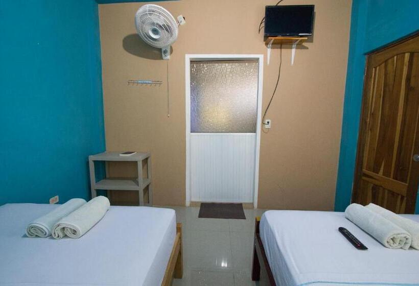Четырехместный Номер Стандарт, Hostal Alcazaba