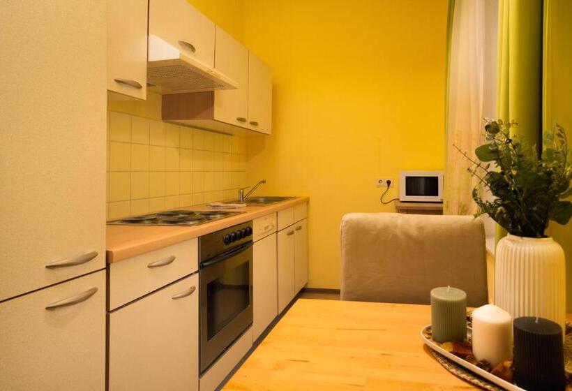 إستوديو قياسى, Hirschenhof Apartments