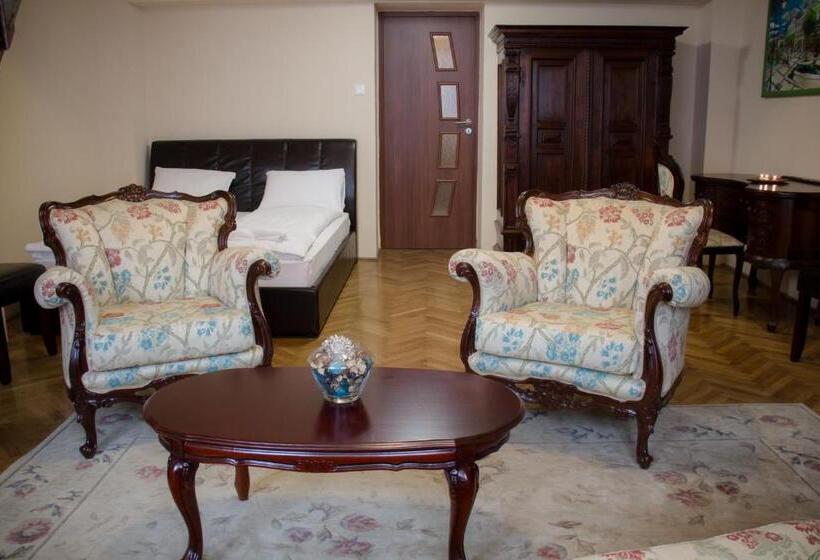 جناح, La Pergola & Prestige Panzió