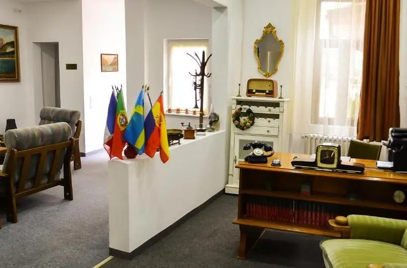 سوئیت کلاسیک, Casa Transilvania