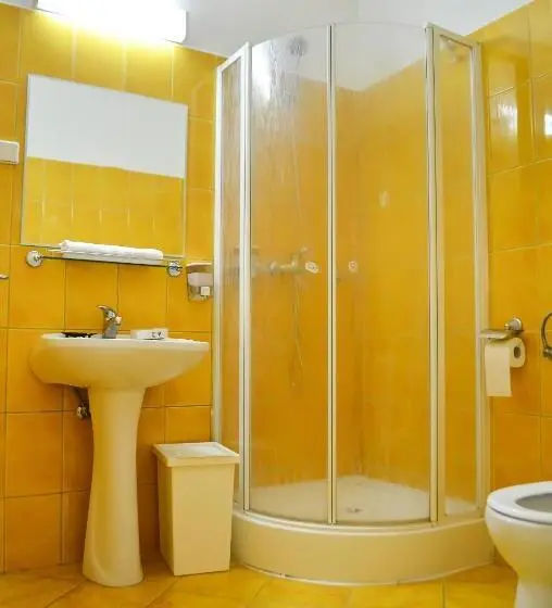 سوئیت کلاسیک, Casa Transilvania
