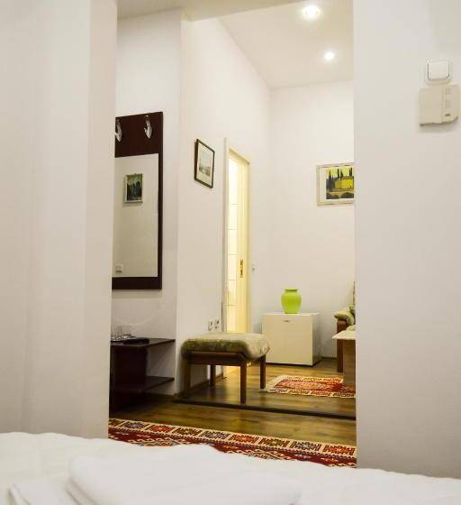 جناح كلاسيكي, Casa Transilvania