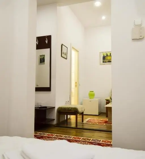 سوئیت کلاسیک, Casa Transilvania