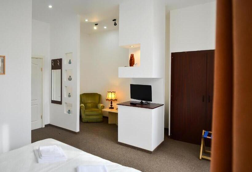 جناح كلاسيكي, Casa Transilvania