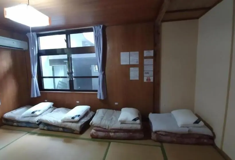 Standard Neljän Hengen Huone, Kerama Backpackers