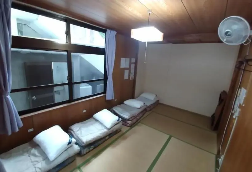 Standard Neljän Hengen Huone, Kerama Backpackers