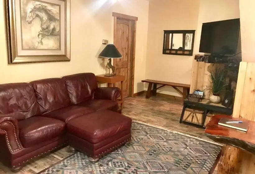 2ベッドルームアパートメント, Cowboy's Lodge