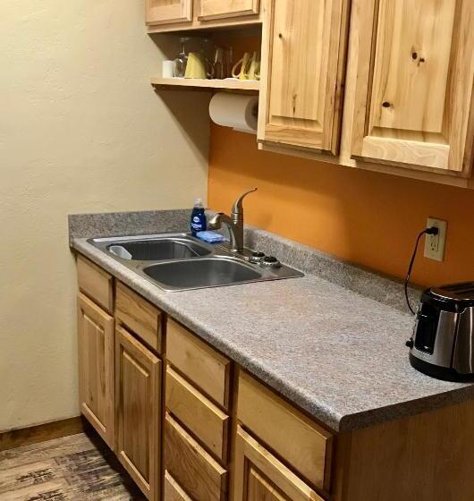 شقة غرفتين, Cowboy's Lodge