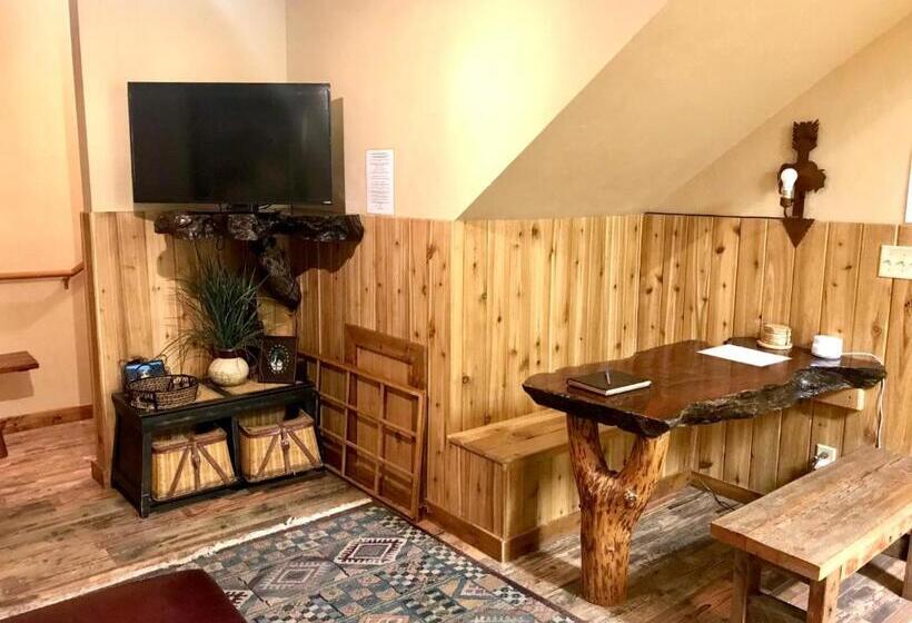 شقة غرفتين, Cowboy's Lodge