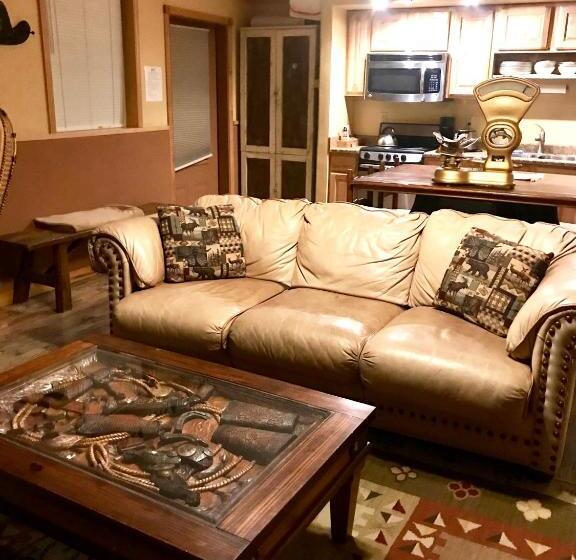 جناح كومفورت, Cowboy's Lodge