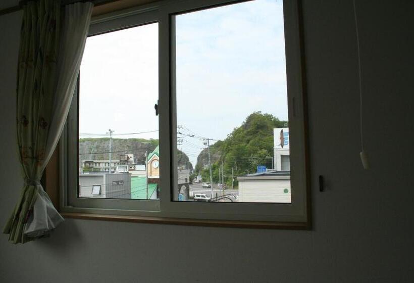 מיטה בחדר משותף, Bon's Home