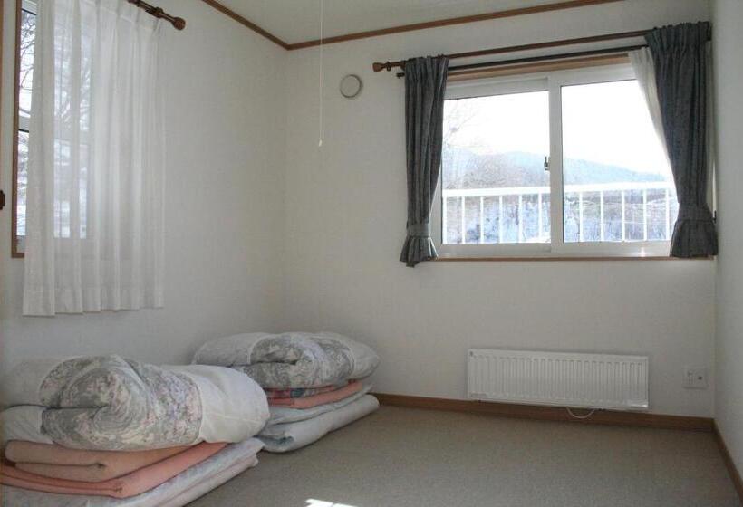 מיטה בחדר משותף, Bon's Home