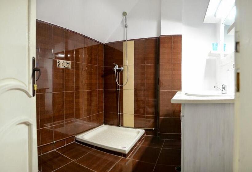 Семейный Номер, Pensiunea Happy Inn