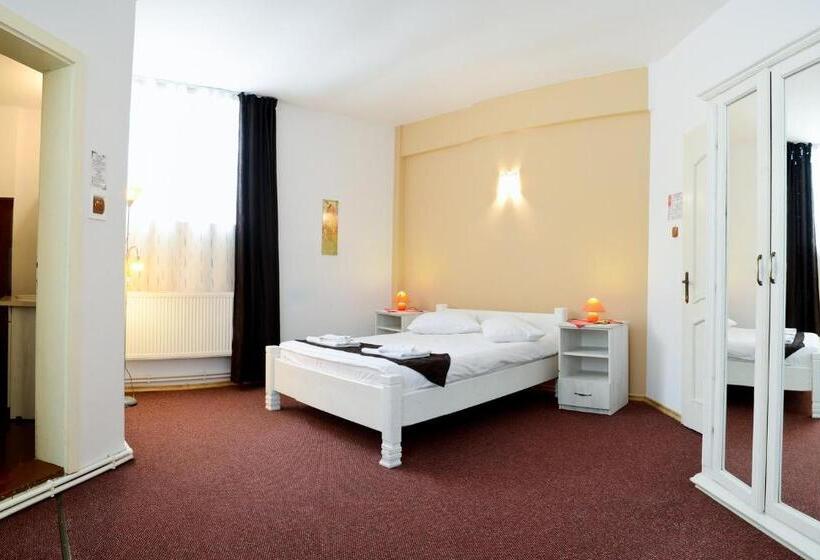 Семейный Номер, Pensiunea Happy Inn