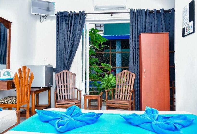 חדר בסיסי לשלושה, Nebula Residence